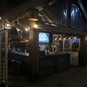 Snoqualmie Falls Brewery - Nice outdoor bar and seating area for summer visits - Brewpubs Near Me - Snoqualmie, Washington