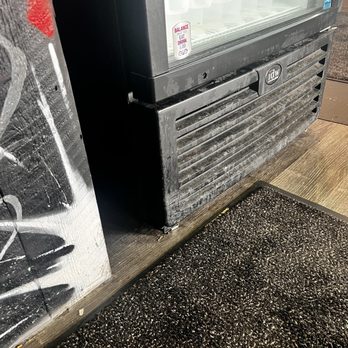 Byrd’s Hot Chicken - Empty filthy drink cooler - Chicken Wings Near Me - Boynton Beach, Florida