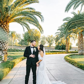 Gwen Corona Photography - Bride & Groom with perfect green background - Session Photography Near Me Gwen Corona Photography - Bride & Groom with perfect green background - Session Photography Near Me