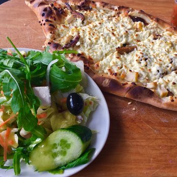 Morgenland - Fig, chicken and feta on flatbread - Oriental Near Me - Hamburg, HH Morgenland - Fig, chicken and feta on flatbread - Oriental Near Me - Hamburg, HH