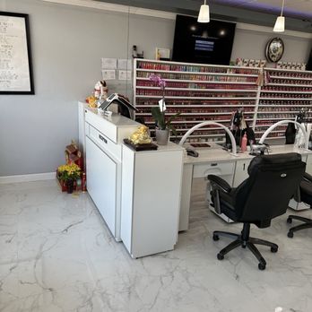 Universal Nail - Nail Salons Near Me - Roseville, Michigan