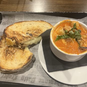 Roosevelts - Grilled cheese with tomato Basil soup - American Near Me - Jackson, Wyoming Roosevelts - Grilled cheese with tomato Basil soup - American Near Me - Jackson, Wyoming