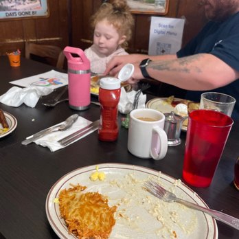 Auntie Mame's - Dad helping Daughter cut her pancake! - Breakfast & Brunch Near Me - Scotts Valley, California