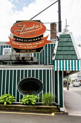 Frankie's Bar & Grill by null