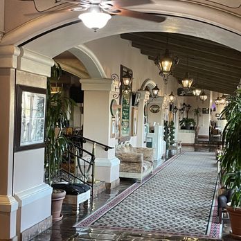 Ranch Kitchen - Inside heading to restaurant...this is when we realized it was a hotel too lol - Restaurants Near Me - Coalinga, California