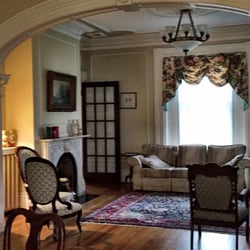 B & B Homeport Historic C1858 - Front living room
