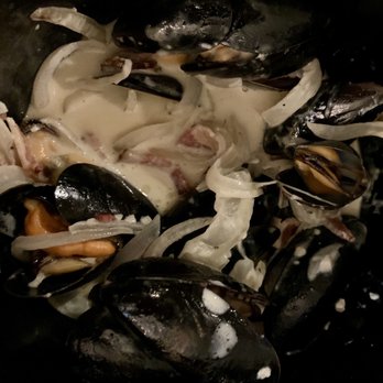 Jonathan's Ogunquit - Bacon & Blue Cheese Mussels - New American Near Me - Ogunquit, Maine