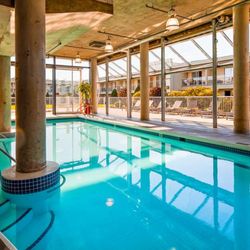 Best Western Plus Kelowna Hotel & Suites - Indoor Pool
