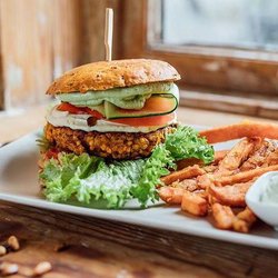 Froindlichst - Der Den Burger: Dinkelbrötchen mit Aioli, Linsen Pattie, gerösteten Pinienkernen, Basilikum Mayo, Gurke, Tomate, Salat, Ketchup
