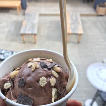 -320° Coffee & Creamery - Hazelnut cocoa crisp with the pretty courtyard as the backdrop - Coffee & Tea Near Me - Detroit, Michigan
