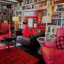 Rainbow Inn Guest House - Your private separate cottage livingroom.