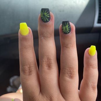 Elegant Spa & Nails - I wanted a sunflower and it turned out looking like a paint splatter! - Nail Salons Near Me - Greensboro, North Carolina Elegant Spa & Nails - I wanted a sunflower and it turned out looking like a paint splatter! - Nail Salons Near Me - Greensboro, North Carolina