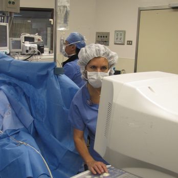 Valery Uhl, MD - Dr. Uhl in the OR performing an Intra Operative Radiation Therapy (IORT) case for breast cancer with her dedicated breast surgery team. - Oncologist Near Me - Emeryville, California Valery Uhl, MD - Dr. Uhl in the OR performing an Intra Operative Radiation Therapy (IORT) case for breast cancer with her dedicated breast surgery team. - Oncologist Near Me - Emeryville, California