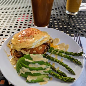 Beerline Cafe - Hash Brown Benedict + Avocado - Vegetarian Near Me - Milwaukee, Wisconsin