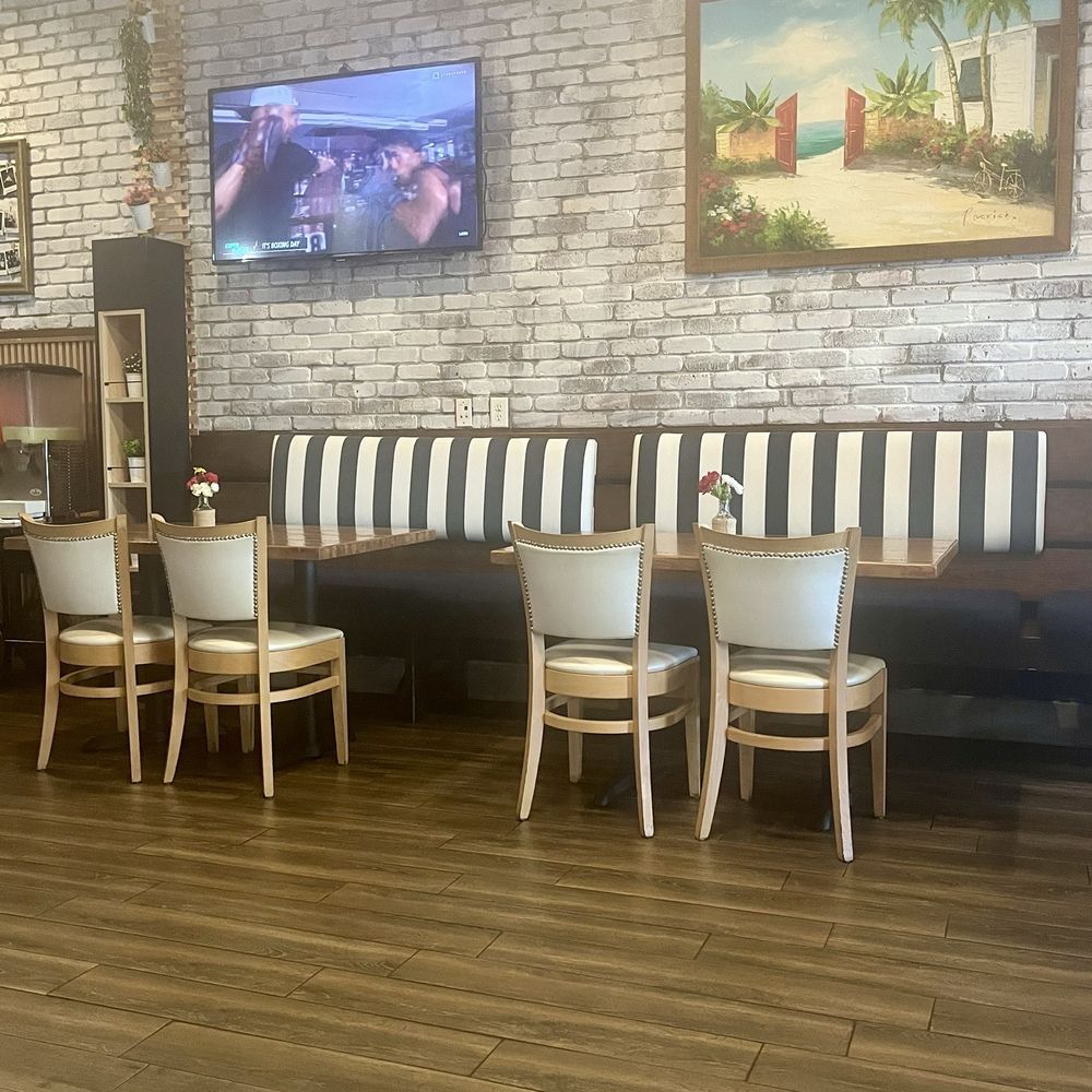 Amici Brick Oven Pizza - Seating area - Pizza Near Me - West Palm Beach, Florida