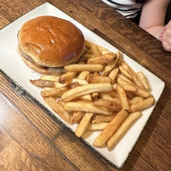 The Pinery - Kids burger with cheese and fries - American Near Me - Orlando, Florida The Pinery - Kids burger with cheese and fries - American Near Me - Orlando, Florida
