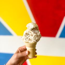 B&E Ice Cream & Coffee Shop - Cookie butter crunch