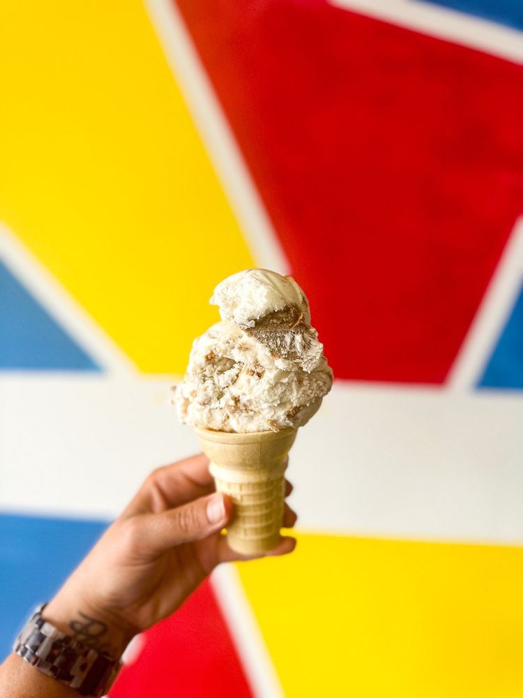 B&E Ice Cream & Coffee Shop Logo