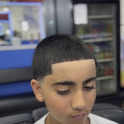 Short Cat Unisex Barber Shop - buzz cut and tapper fade