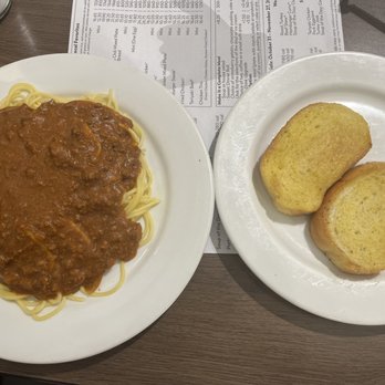 Zippy's Makiki - Spaghetti with meat sauce and garlic bread. - Diners Near Me - Honolulu, Hawaii Zippy's Makiki - Spaghetti with meat sauce and garlic bread. - Diners Near Me - Honolulu, Hawaii
