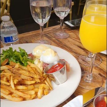 Ainslie - Eggs Benedict with truffle fries - Beer Gardens Near Me - Brooklyn, New York