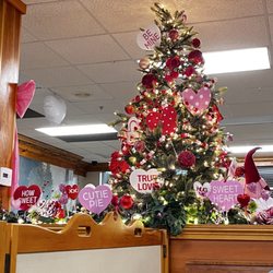 Lucky Loggers Restaurant - Valentines tree