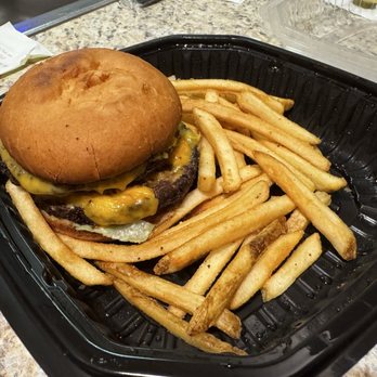 Yogi's Bar & Grill - Smash burger on gluten free bun - Sports Bars Near Me - Dublin, Ohio
