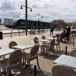 Pastel - Le restaurant PASTEL bénéficie d'une belle terrasse quai des Chartrons donnant sur le front de Garonne.