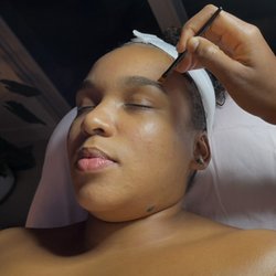Only1Paige - Added a quick brow tint to the session. Kept it quick and natural. While using my tweezers to clean up around the brows.