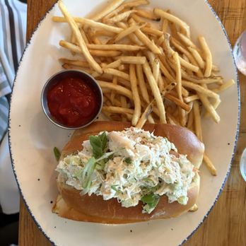 The Lakehouse - Lindey's Lobster Roll - New American Near Me - Cleveland, Ohio