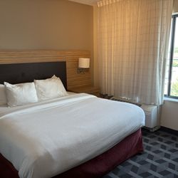 TownePlace Suites by Marriott Latham Albany Airport - King sized bed
