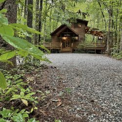 The Bear Affair Cabin - End of the road privacy. Bordering the Chattahoochee National Forest. 2024.