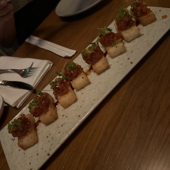 Earls Kitchen + Bar - Crispy rice sushi - Cocktail Bars Near Me - Honolulu, Hawaii