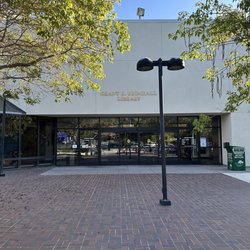 Thousand Oaks Grant R. Brimhall Library - Exterior