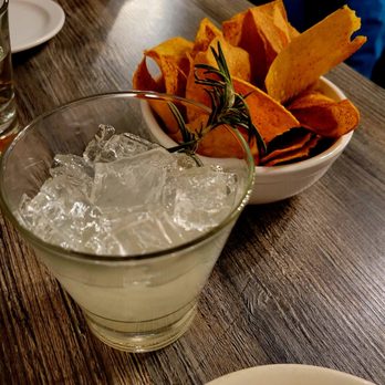 Eclectic Bar and Grill - High Alpine Conditions cocktail and a side of chips - Burgers Near Me - Silverthorne, Colorado