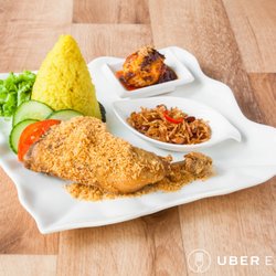 Bornéo à Paris - Riz jaune au curcuma et au lait de coco, accompagné de poulet frit et des légumes sautés