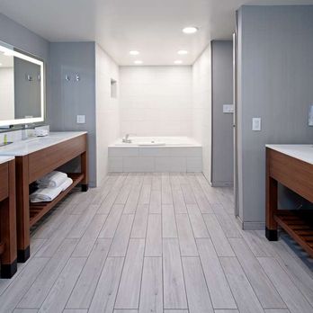 DoubleTree by Hilton Hotel Bakersfield - Guest room bath - Hotels Near Me - Bakersfield, California DoubleTree by Hilton Hotel Bakersfield - Guest room bath - Hotels Near Me - Bakersfield, California