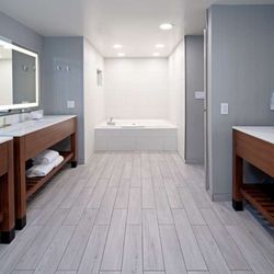 DoubleTree by Hilton Hotel Bakersfield - Guest room bath