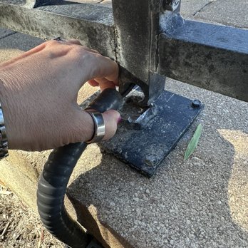Paving Crew - Completely ruptured at the attachment?????? Why?????? You can see you just unscrew it from the paver - General Contractors Near Me - Sarasota, Florida Paving Crew - Completely ruptured at the attachment?????? Why?????? You can see you just unscrew it from the paver - General Contractors Near Me - Sarasota, Florida