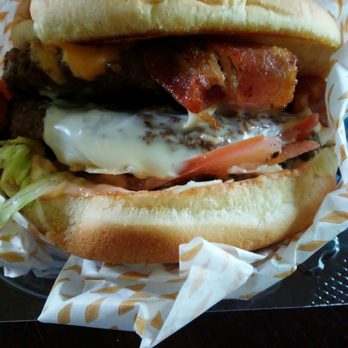 Fosters Freeze - No complaints with the burger, that's the only reason I'm coming back lol - Ice Cream & Frozen Yogurt Near Me - Visalia, California