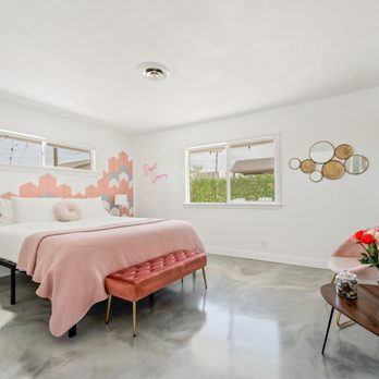 Rockin Epoxy - a bedroom with a bed and a bench - Flooring Near Me - Palm Springs, California Rockin Epoxy - a bedroom with a bed and a bench - Flooring Near Me - Palm Springs, California