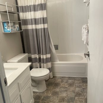 The Breakers - Bathroom - Hotels Near Me - Long Beach, Washington The Breakers - Bathroom - Hotels Near Me - Long Beach, Washington