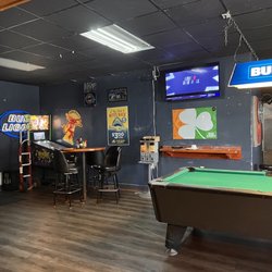 Lucky's Burger Shack - Pool area