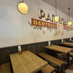 Piccoli Piatti Pizzeria - Seating area