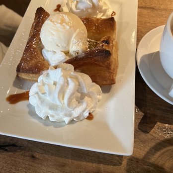 Spotted Horse Tavern - Hot apple pie - New American Near Me - Westport, Connecticut Spotted Horse Tavern - Hot apple pie - New American Near Me - Westport, Connecticut
