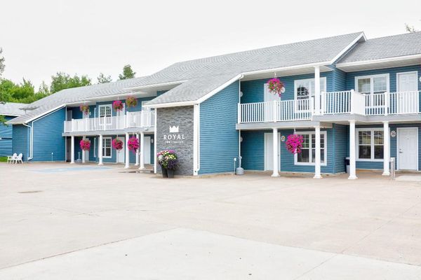 Royal Inn + Suites by null