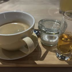 Rosenau - Lokalität & Bühne - Sehr gut: Café Crème und Grappa