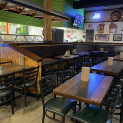 DoubleDave's Pizzaworks - Lots of table to sit and eat (and flatscreens to watch sports).