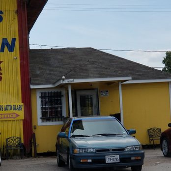 Juan's Auto Glass - Waiting room and entrance - Auto Glass Services Near Me - Houston, Texas