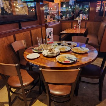 Applebee's Grill + Bar - Applebees Corp...... this table has been sitting there for.over 30 minute... still not cleaned! How we letting this happen?!? - American Near Me - Edison, New Jersey Applebee's Grill + Bar - Applebees Corp...... this table has been sitting there for.over 30 minute... still not cleaned! How we letting this happen?!? - American Near Me - Edison, New Jersey